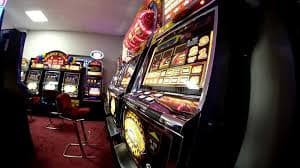 Dashboard taruhan Caribbean Stud Poker menampilkan Ante, Call, dan tabel pembayaran bonus
